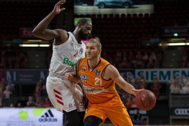 跑到看台下 跑到看台下